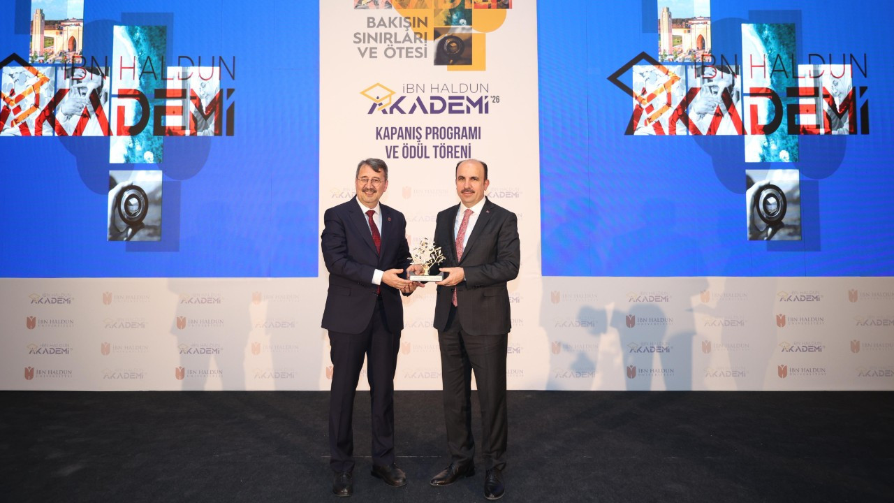 Başkan Altay'a İbni Haldun Üniversitesi'nden gençlik projeleri ödülü
