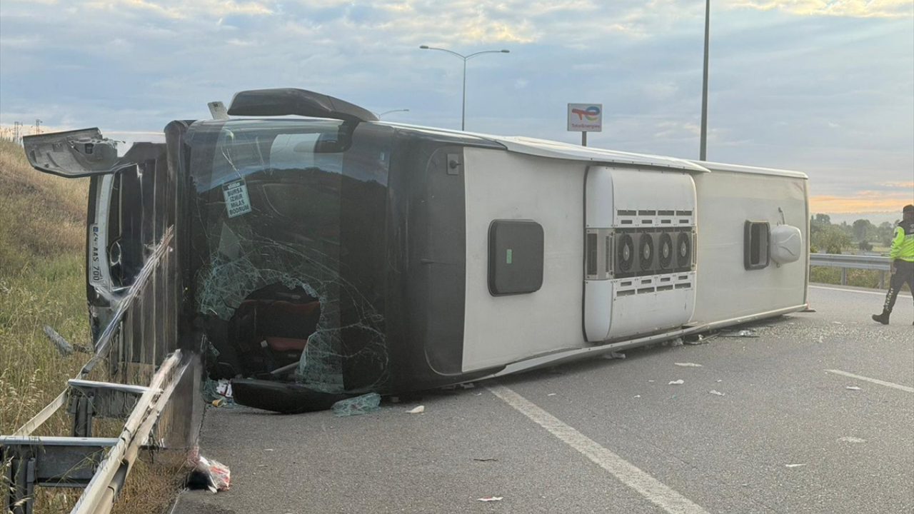 Balıkesir’de yolcu otobüsü devrildi: 25 yaralı
