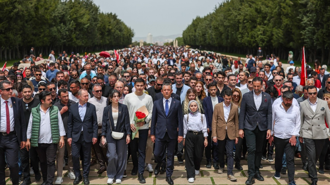 Özel, gençlerle birlikte Anıtkabir'e yürüyecek