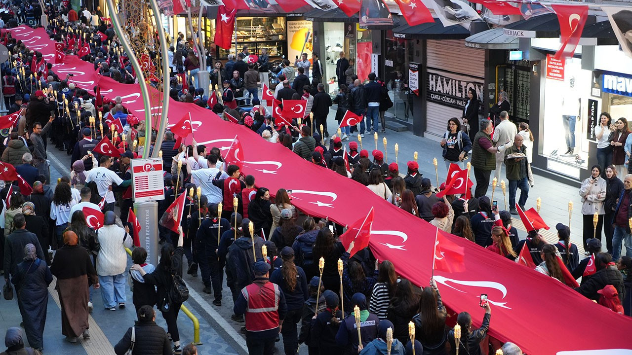 Samsun’da 1919 metrelik dev bayrakla fener alayı yürüyüşü