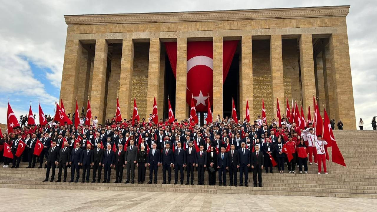 Bakan Bak, gençler ve sporcularla birlikte Anıtkabir'i ziyaret etti
