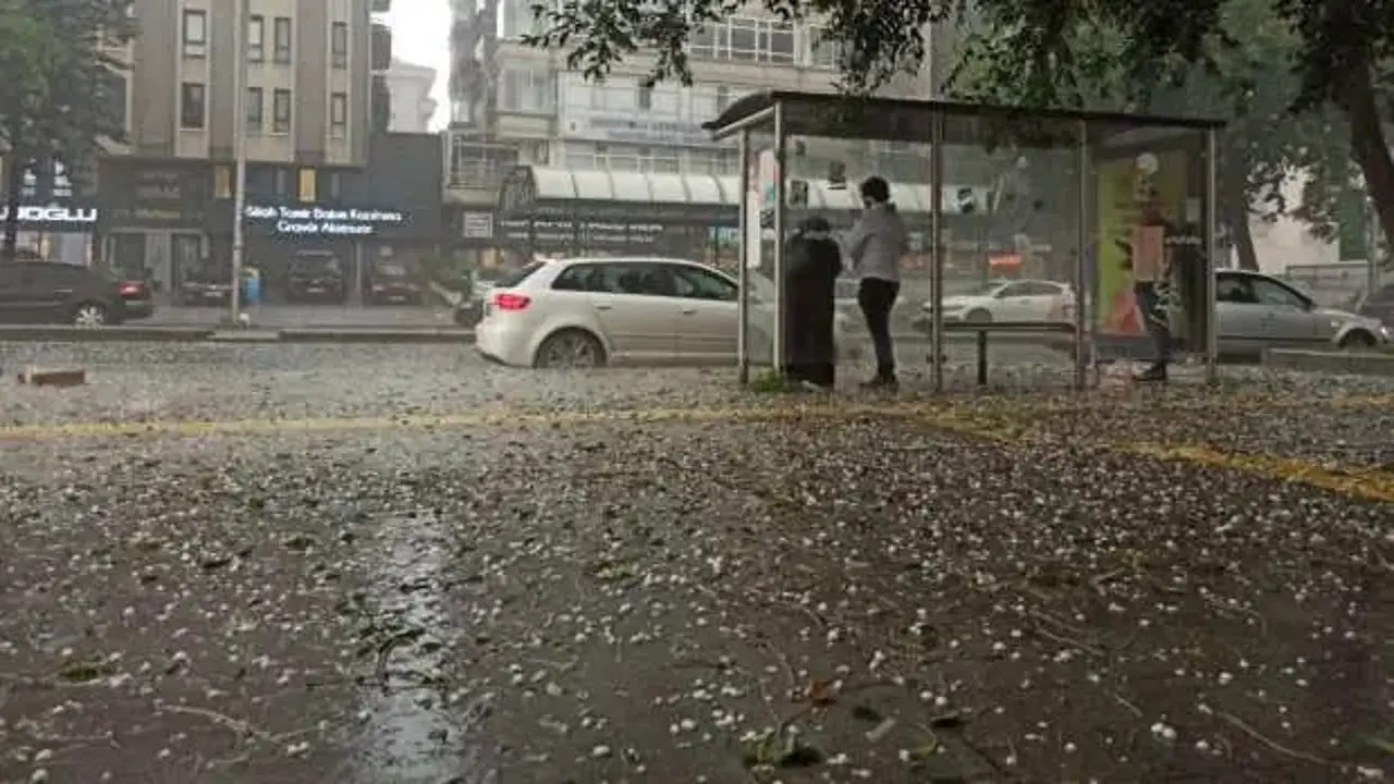Ankara’da sağanak yağış doluya dönüştü: Vatandaşlar zor anlar yaşadı