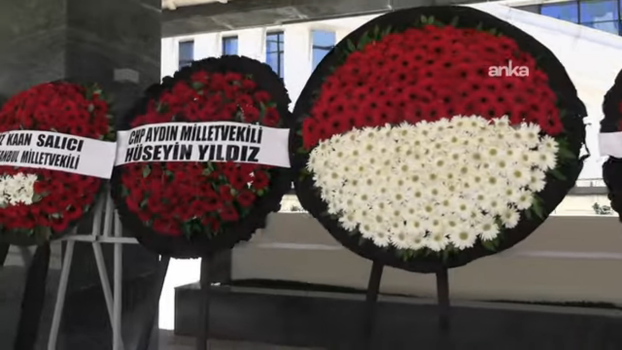 Cenazede çelenk krizi: Özgür Özel’in isimliği söküldü