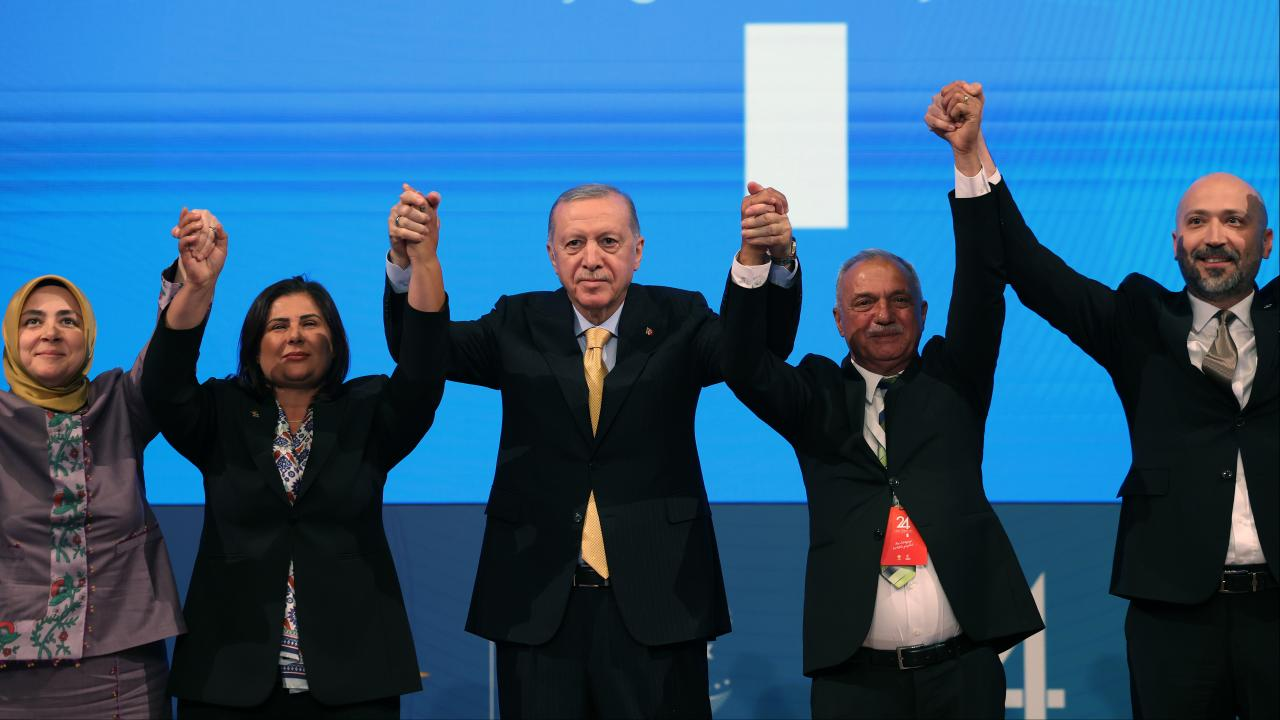 Haymana Belediye Başkanı Levent Koç AK Parti'ye Katıldı: Erdoğan Rozetini Taktı