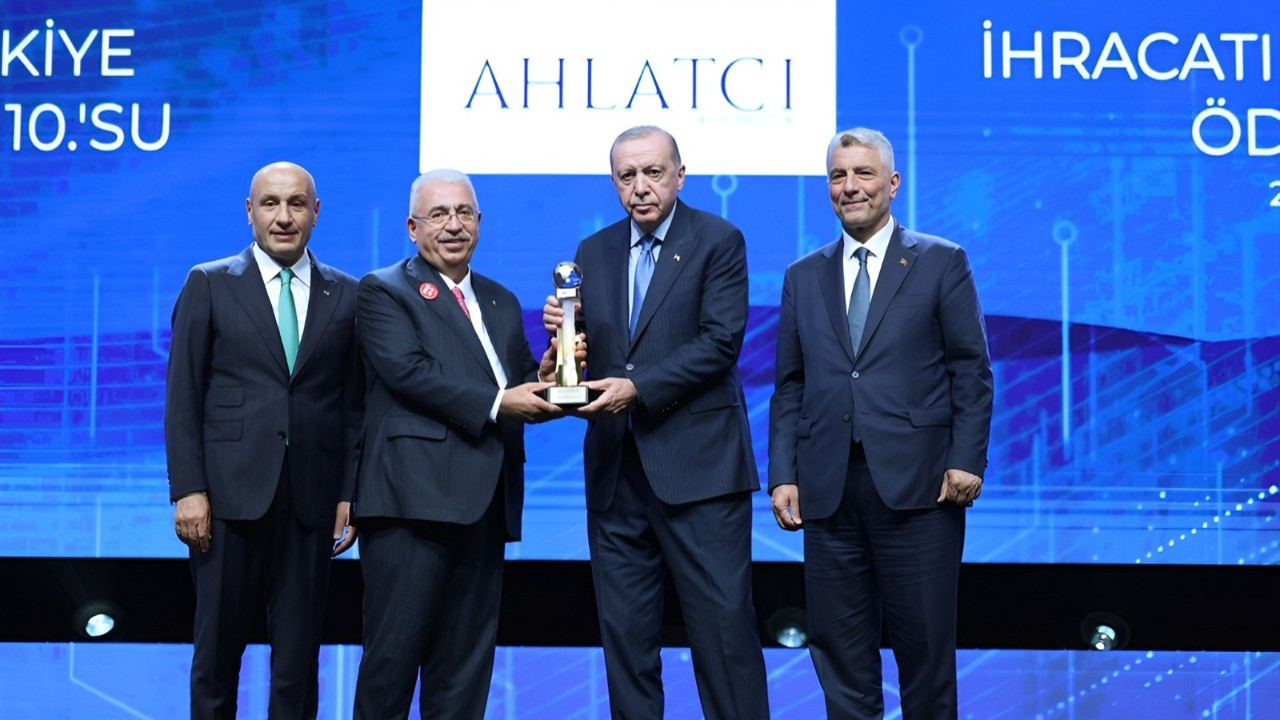 Kuyumculuk sektörü ihracat şampiyonu Ahlatcı, ödülünü Cumhurbaşkanı Erdoğan’ın elinden aldı