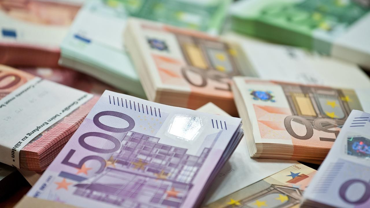 Euro, Fed'in olası faiz artışı beklentisiyle baskı altında