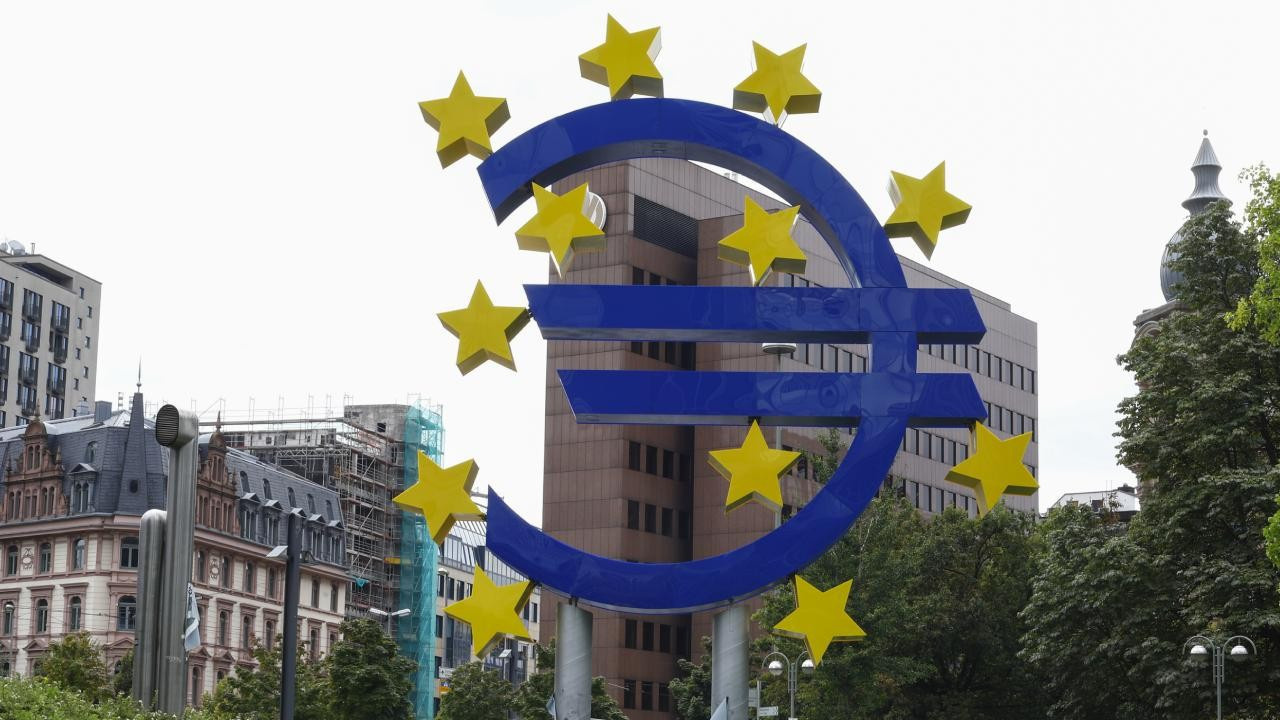 Euro Bölgesi'nde özel sektör faaliyeti 4 ay sonra büyümeye döndü
