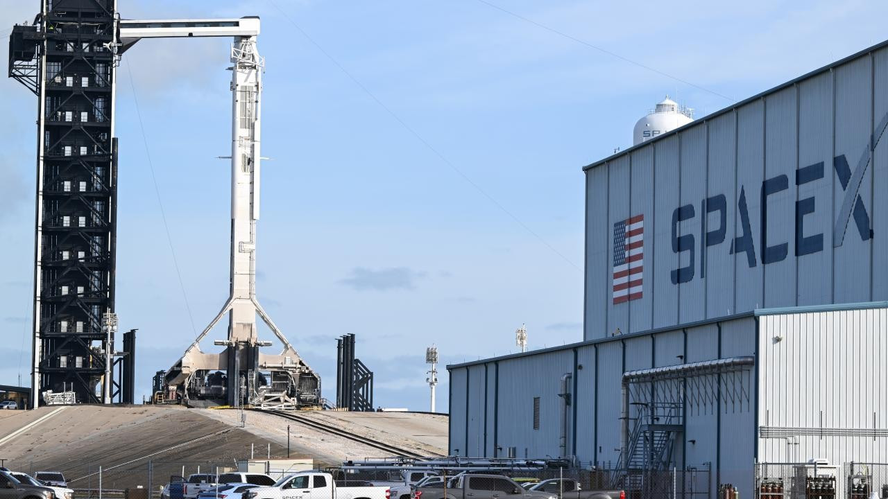 SpaceX roketinin test uçuşu motor arızası nedeniyle iptal edildi