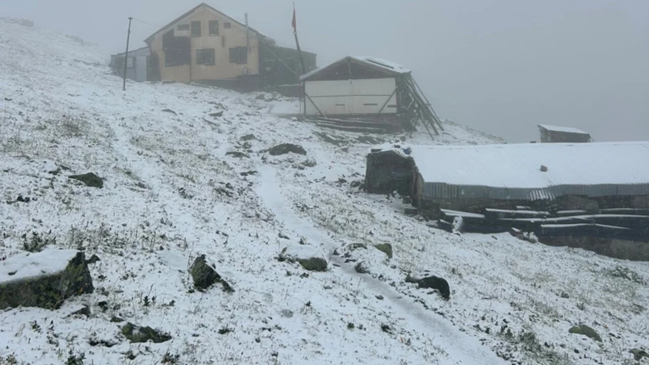 Rize’de yaylalara mevsimin ilk karı düştü
