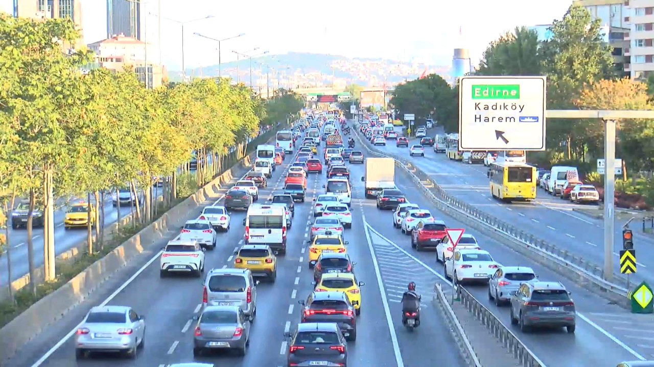 Eğitim-öğretim yılı başlamasıyla İstanbul trafik yoğunluğu arttı