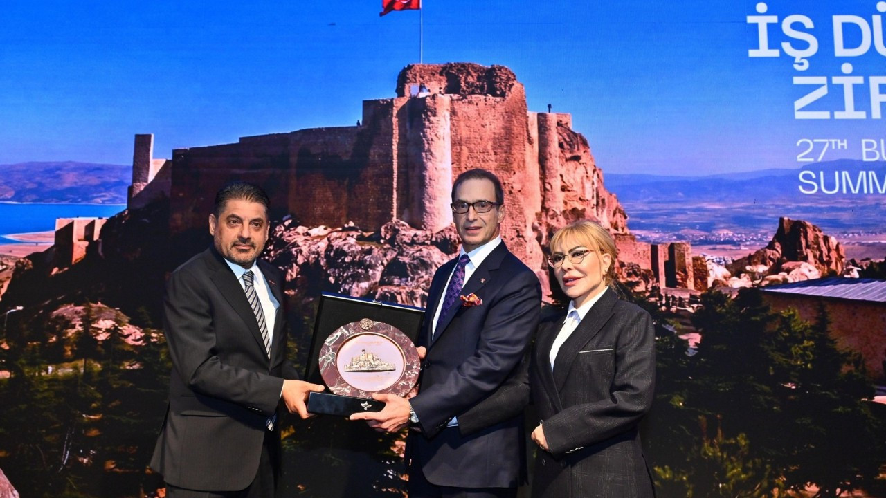 Koç Holding Yönetim Kurulu Başkanı Ömer M. Koç, TÜRKONFED 27. İş Dünyası Zirvesi’nde hukuk, enflasyon, finansman maliyetleri, ihracat ve Avrupa Birliği ile ilişkiler konusunda önemli mesajlar verdi.