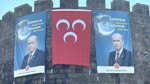 Diyarbakır'ın tarihi surlarına Devlet Bahçeli'nin posteri asıldı