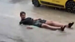 Fethiye'de şişme yataklarla sel sularında yüzdüler (Video)