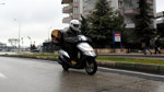 Kocaeli'de sağanak yağış nedeniyle motosiklet ve motokuryelerin trafiğe çıkması yasaklandı