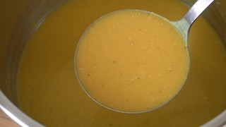 Mercimek çorbasına kıvam katıyor. Lokanta aşçıları gibi 1 kaşık eklemelisiniz