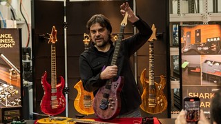 Piyasadaki elektrogitarları beğenmedi, fabrika kurdu