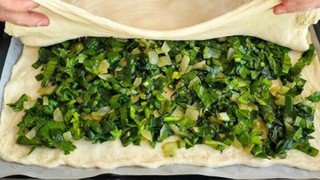 Ne soda ne de baklavalık yufka ; Çıtır çıtır ıspanaklı börek için sosuna biraz eklemek yetiyor