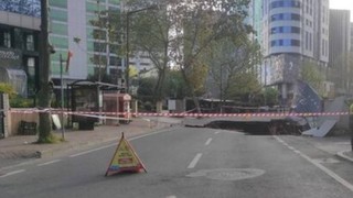 SON DAKİKA: İstanbul Sarıyer'de yol çöktü: Trafiğe kapatıldı (Video)