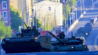 Rusya’dan dünyaya gövde gösterisi! Tanklar sokaklara indi, asker Kızıl Meydan’da yürüdü