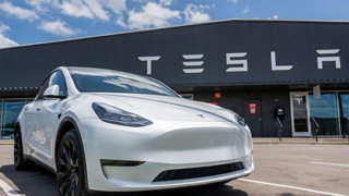Hızlanan Tesla sol şeridi kaptı