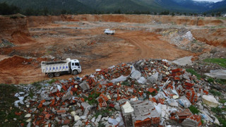 Denizin altına boru döşenerek moloz dökülebilecek