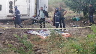 Tur minibüsü şarampole yuvarlandı: 4 ölü, 26 yaralı