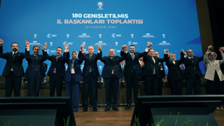Üç belediye başkanı, AK Parti'ye katıldı
