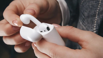 AirPods, konuşmaları anında çevirecek: Apple, "Canlı Çeviri” özelliği getiriyor