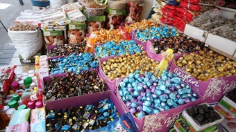 Eminönü'nde ikramlık telaşı: Bayramlık çikolatanın gramı 1,5 lira