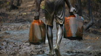 Petrol ve doğal gaz zengini ülkede kaçak rafinerilere baskın! Ordu harekete geçti