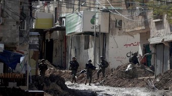 İsrail'in işgal altındaki Batı Şeria'da düzenlediği baskınlarda çok sayıda Filistinli yaralandı