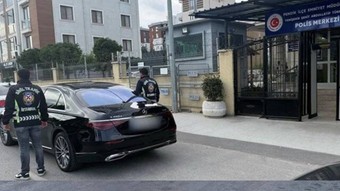 Bakan Yerlikaya duyurdu... Beşiktaş'taki lüks aracın çakarı iptal edildi, 155 bin TL ceza kesildi