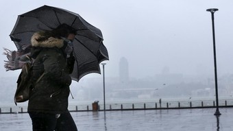 Meteoroloji'den çok sayıda il için uyarı: Kuvvetli rüzgar, fırtına, toz taşınımı...