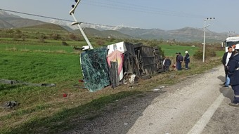 Van'da yolcu otobüsü devrildi: 28 kişi yaralandı