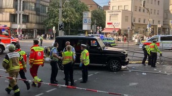 Almanya'da araç kalabalığa daldı: Yaralılar var