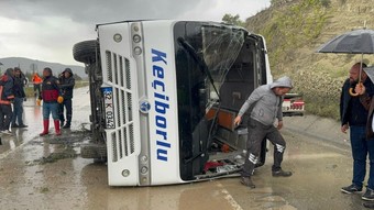 Isparta'da midibüs devrildi: Çok sayıda yaralı var