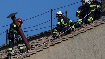Papa seçimlerine geri sayım: Sistina Şapeli’ne duman ritüeli için baca yerleştirildi