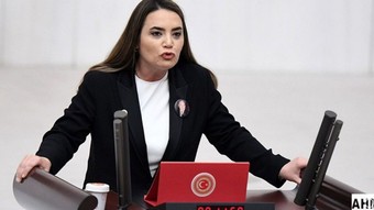 Ayyüce Türkeş, babası Alparslan Türkeş'in kabrinde saldırıya uğradı