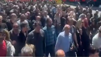 AKM'den çıkan kişiler, 'Özgür başkan onurumuzdur' sloganları attı