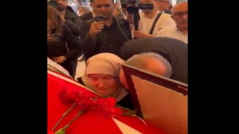 Sırrı Süreyya'nın Annesi, oğlunun tabutuna sarılarak feryad etti!