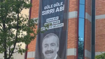 DEM Parti Genel Merkezi'ne Sırrı Süreyya Önder pankartı asıldı