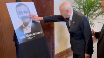 Devlet Bahçeli, taziye töreninde Sırrı Süreyya Önder’in fotoğrafını eliyle sevdi!