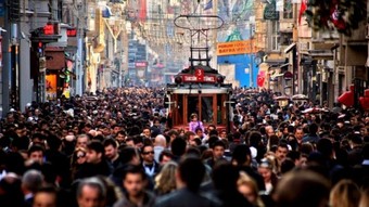Türkiye’de gençlik mutsuz, umutsuz, her türlü baskı altında…