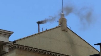 Vatikan'daki Sistine Şapeli’nden siyah duman: Yeni papa hâlâ belirsiz