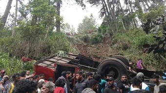Sri Lanka'da yolcu otobüsü uçuruma yuvarlandı! Çok sayıda kişi yaşamını yitirdi