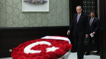 Devlet Bahçeli, Kabine toplantısına güllerden yapılmış ay yıldızlı çiçek gönderdi