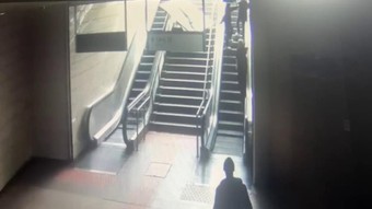 Metro istasyonunda reklam panosu kadının başına düşmüştü: O anlar güvenlik kamerasında