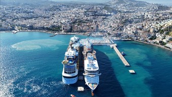 Aydın'ın Kuşadası ilçesine 3 kruvaziyerle 8 bin 560 turist geldi