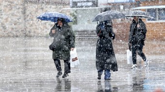 Erzurum'a mayısın ortasında lapa lapa kar yağdı