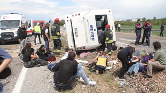 Metro Turizm'e ait yolcu otobüsü Konya'da devrildi: 13 kişi yaralandı